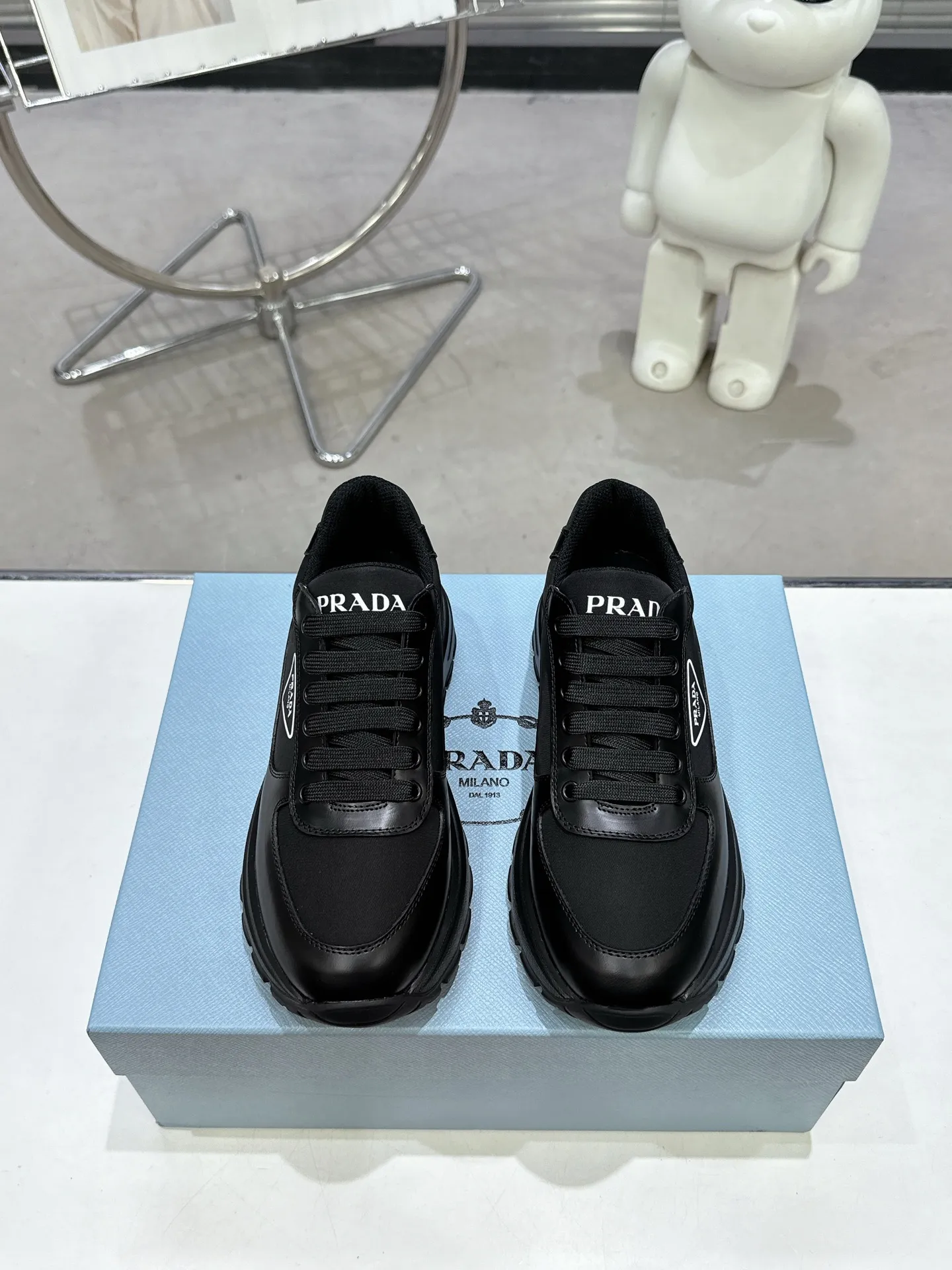 👟👟Ex-factory price 600👟👟 PRADA ²⁰²5𝐬𝐬Prada’s new product comes with strength! ❣️Many Internet celebrities have the same style, fashionable and versatile nice items, original shoes are developed and purchased from Italian counters, and are reproduced 1:1 according to the original taste. This year’s theme is not to be defined, embodying texture through simplicity💛From thick-soled sneakers to zigzag short boots to 2024 flat shoes, everything reveals a sure-fire momentum...combining gentleness and handsomeness, the finishing touch for women❤️ The top-grade open-edge beaded cowhide with imported cowhide triangle logo is consistent with the original version, the wear-resistant and ultra-light two-color outsole, and the sheepskin lining are breathable and comfortable. ⚛Size: Women's 35-40 ⚛Size: Men's 39-45 Original packaging accessories. ⚛